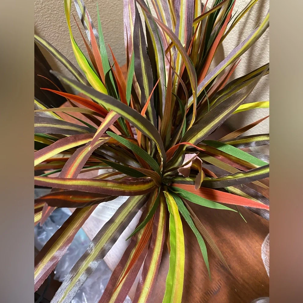 VARIEGATED SPIDER BUSH (1) (faux). Home Interiors. 14” high - Picture 1 of 7